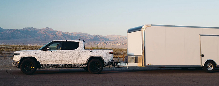 Rivian R1T буксирует трейлер
