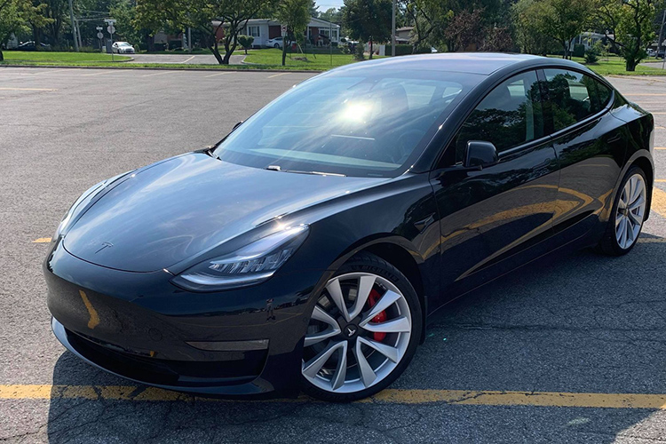 Обновленную Tesla Model 3 заметили на улице