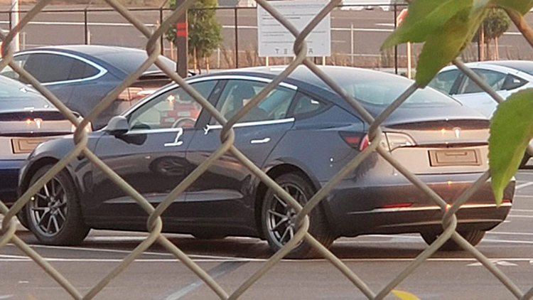 Обновленную Tesla Model 3 заметили на улице