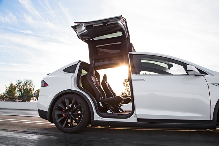 Tesla Model X двери открыты