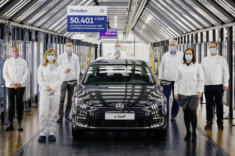 Компания Volkswagen попрощалась с моделью e-Golf в Дрездене