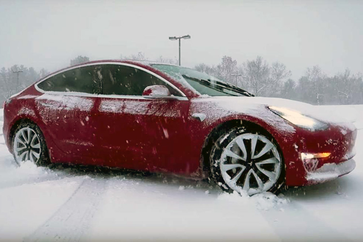 Tesla Model 3 зимой