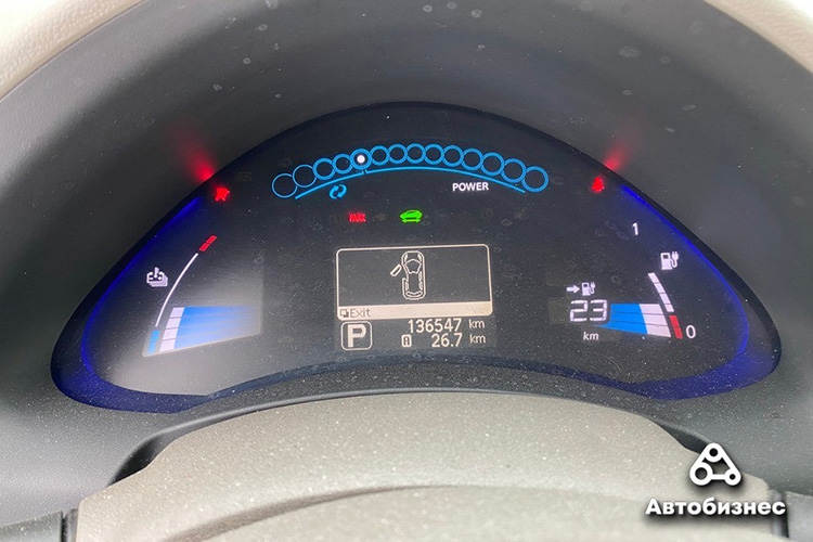 Nissan Leaf 2011 приборная панель