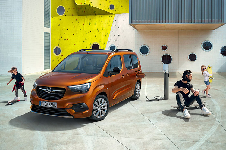 Opel Combo-e Life заряжается
