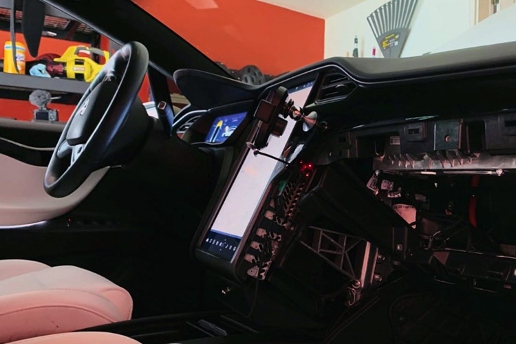 сенсорный экран Tesla S