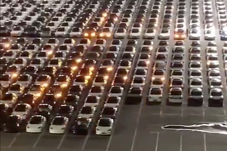 Обновление прошивки на Tesla сняли на видео