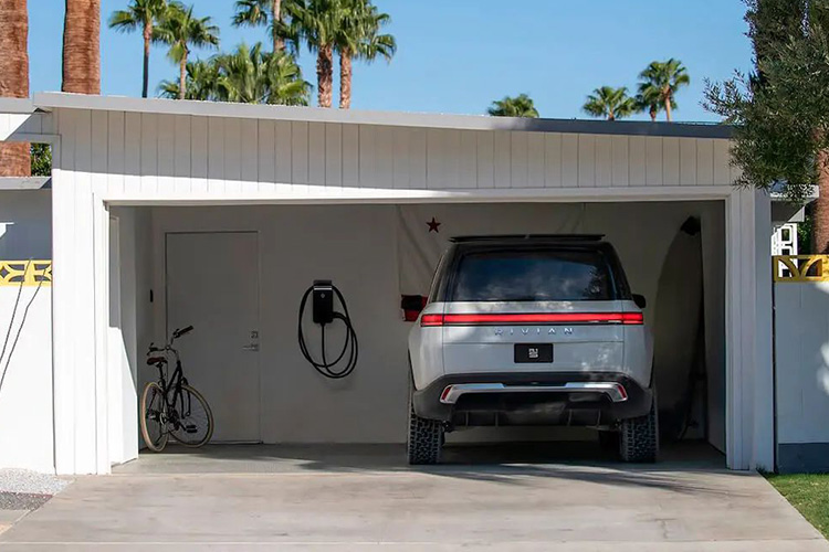 Rivian R1S в гараже зарядное устройство