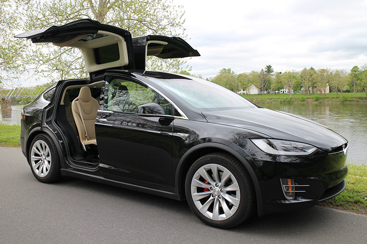 Tesla Model X двери открыты