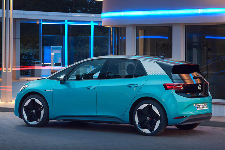 Volkswagen ID.3 вид сзади три четверти