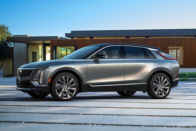 Cadillac Lyriq вид сбоку