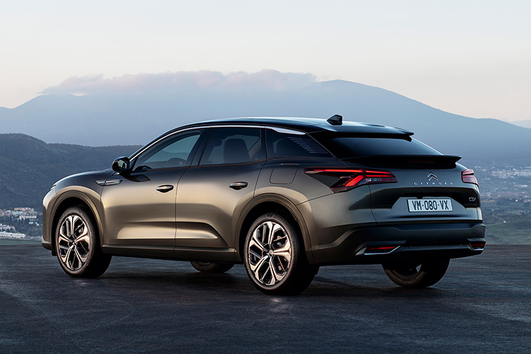 Citroen C5 X вид сзади