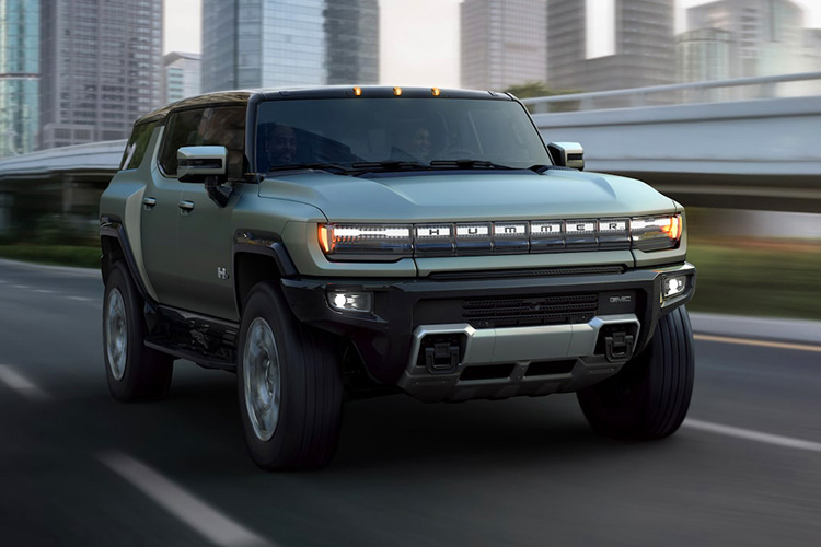 GMC Hummer EV SUV в движении