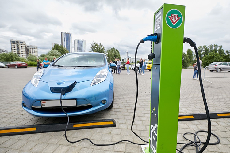 Nissan Leaf заряжается на станции Белоруснефть