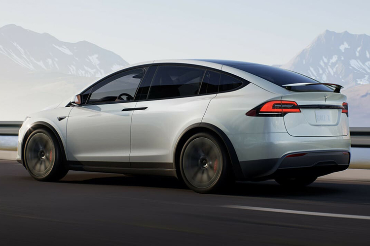 Tesla Model X 2021 в движении вид сзади
