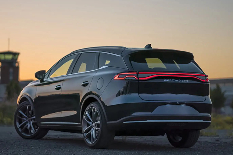 BYD Tang EV вид сзади
