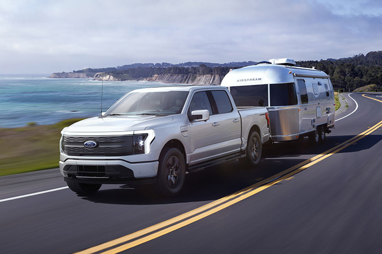 Ford F-150 Lightning буксирует прицеп