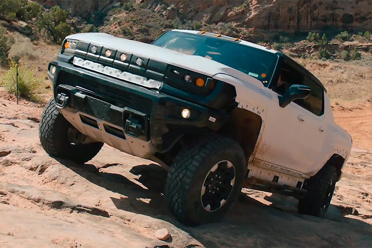GMC Hummer EV в пустыне Моав