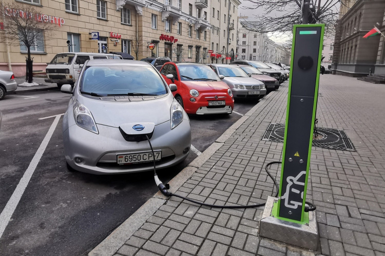 Nissan Leaf заряжается на станции Маланка