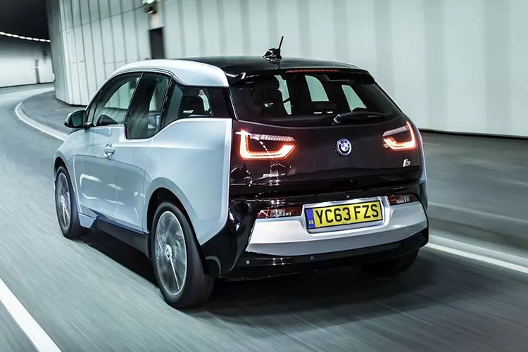 BMW i3 вид сзади