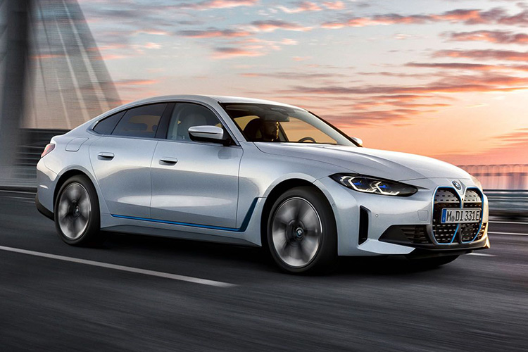 BMW i4 eDrive40 в движении