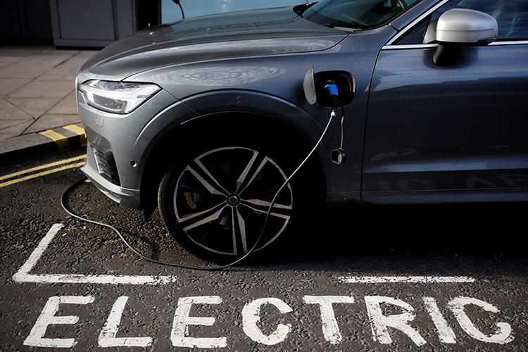 Electric электромобиль заряжается