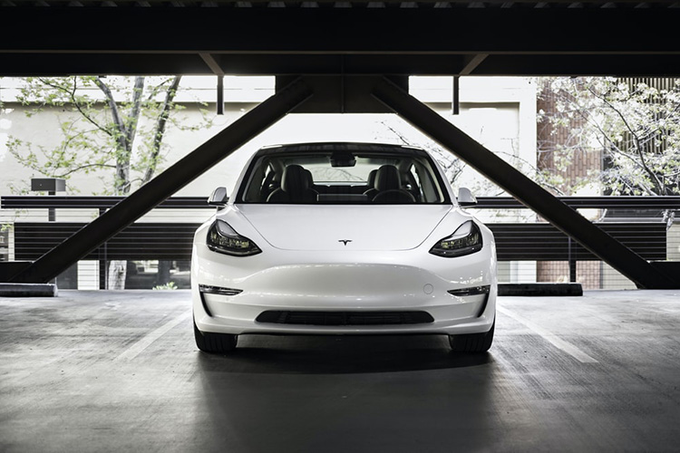 Tesla Model 3 белая вид спереди