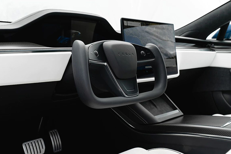 руль-штурвал Yoke Tesla Model S Plaid