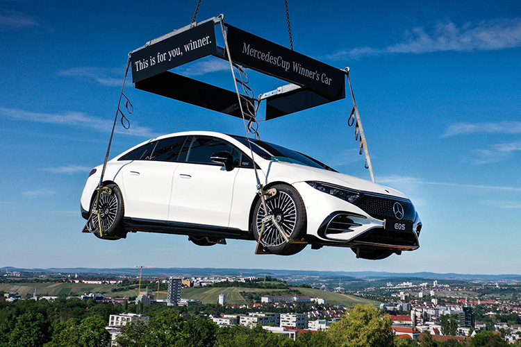 Mercedes-Benz EQS над стадионом TC Weissenhof