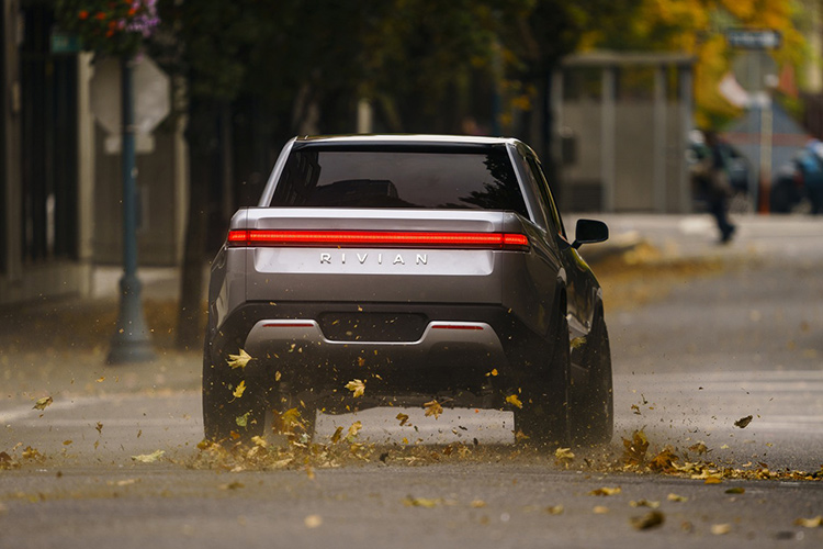 Rivian R1T вид сзади осень