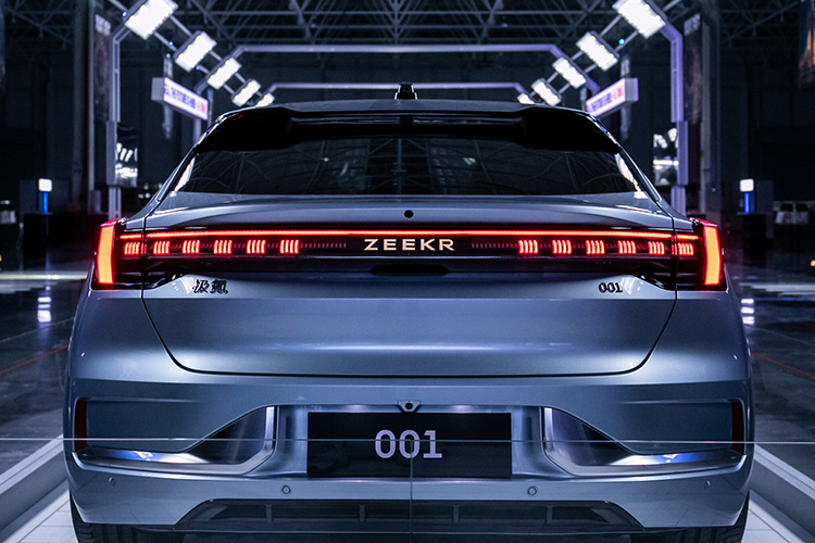 Zeekr 001 вид сзади