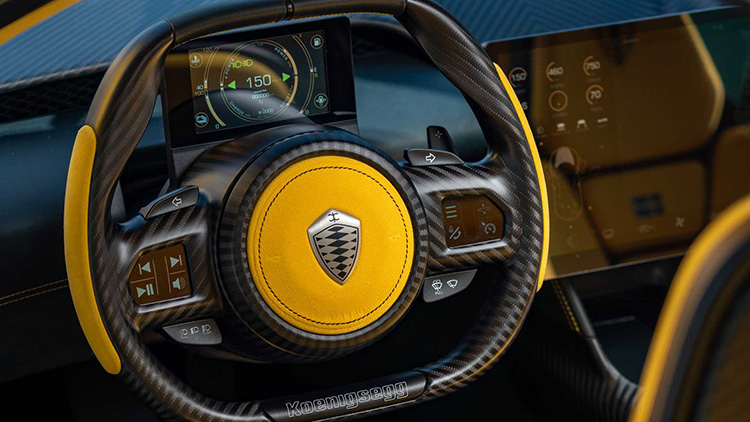 Koenigsegg Gemera панель приборов