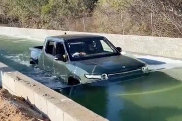 Электрический пикап Rivian R1T в воде