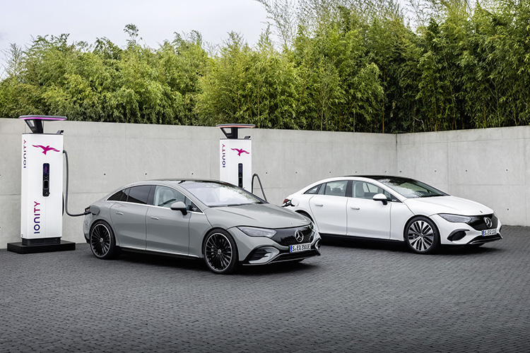 Mercedes-Benz EQE заряжается