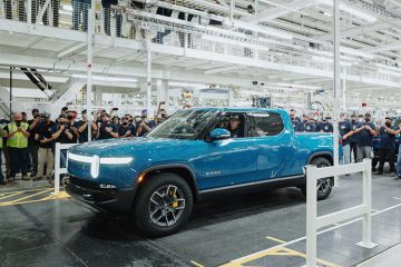 Первый серийный пикап Rivian R1T сошёл с конвейера