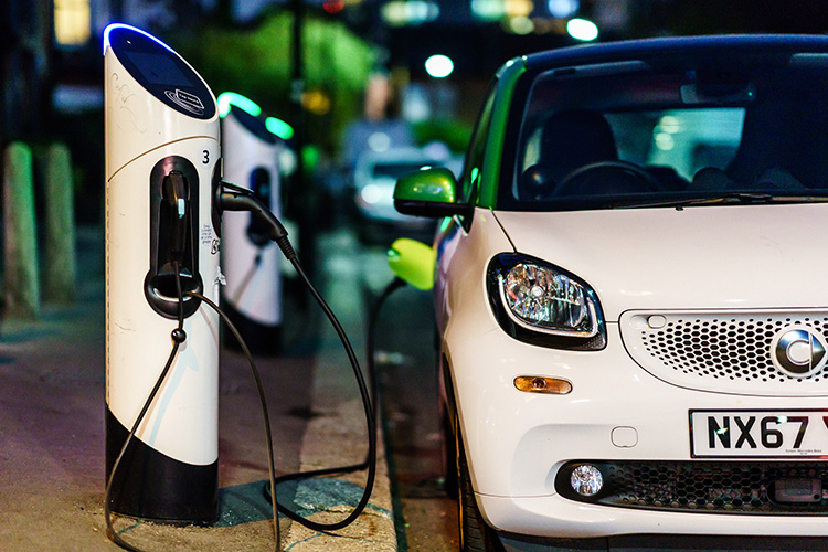 электромобиль Smart заряжается