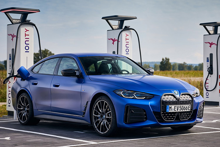 BMW i4 заряжается Ionity