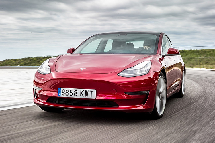 Tesla Model 3 красная