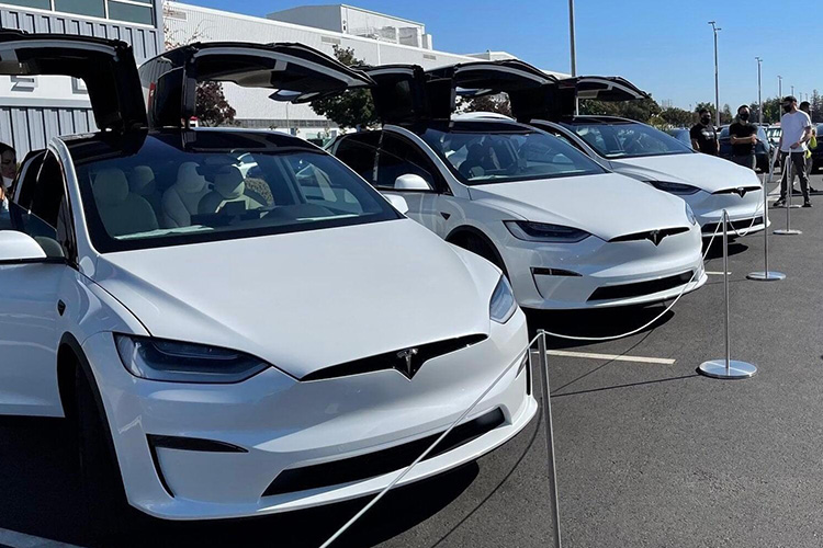Tesla возобновила поставки Model X