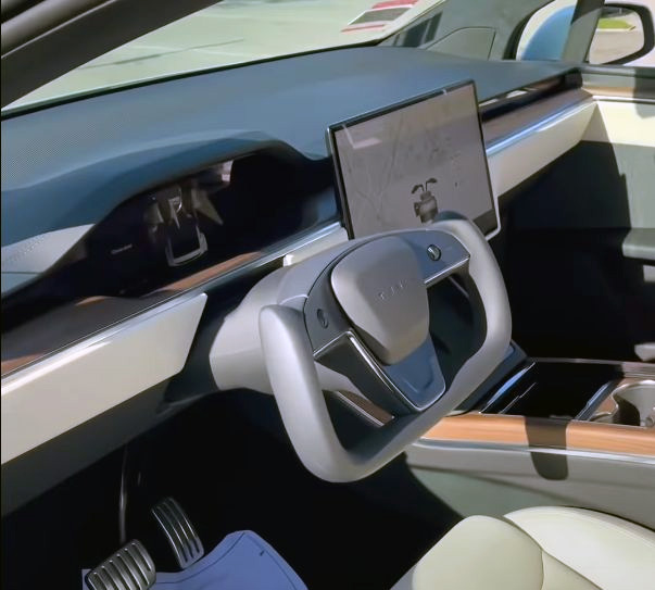 Tesla Model X рестайлинг интерьер руль-штурвал