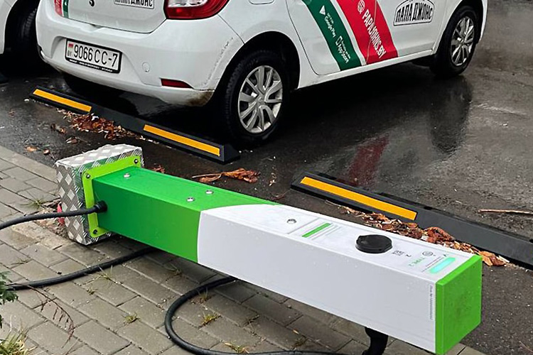 разгромленная зарядная станция Malanka