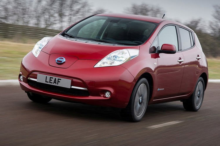 Nissan Leaf красный