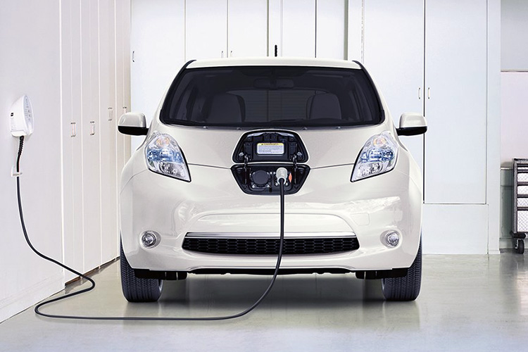 Nissan Leaf 2017 заряжается