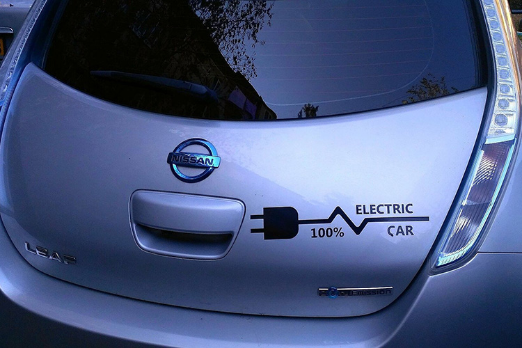 Nissan Leaf сзади крупно