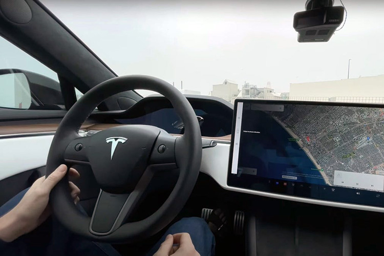 Энтузиаст заменил штурвал Tesla Model S на нормальный руль