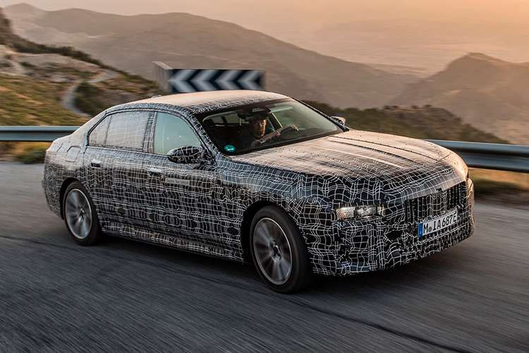 BMW i7 в камуфляже