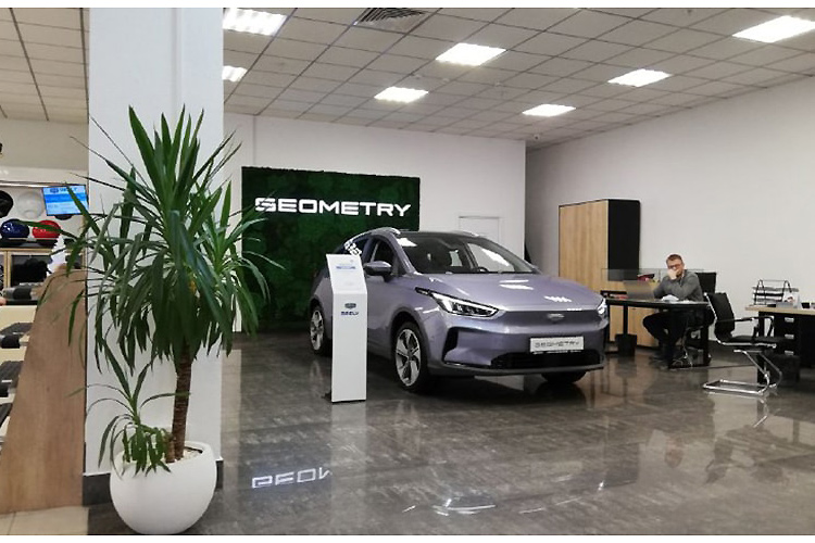 Geely Geometry C в салоне дилера в Минске