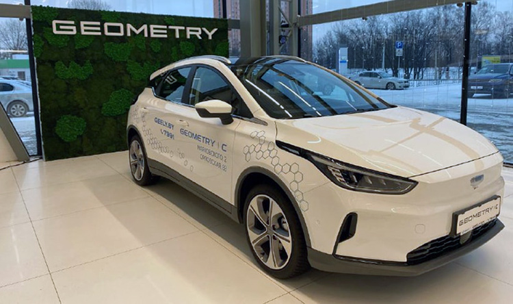 Geely Geometry C в салоне дилера в Беларуси