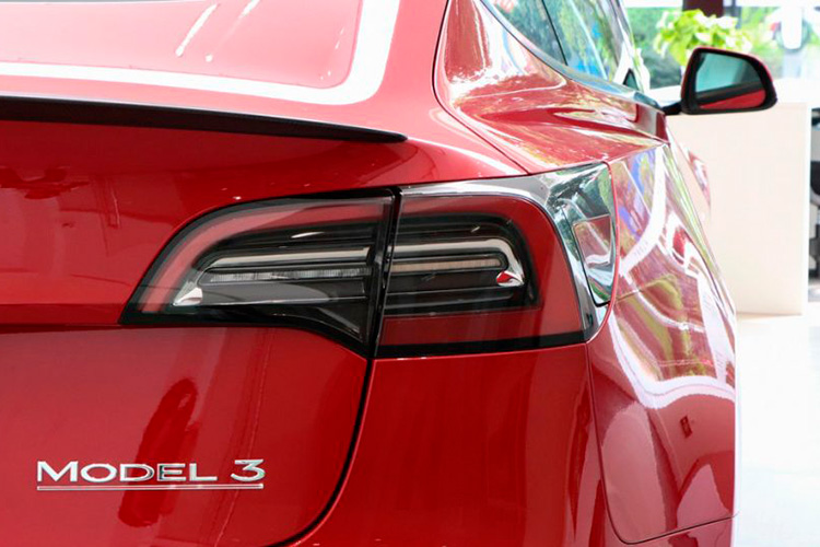 Tesla Model 3 вид сзади крупно