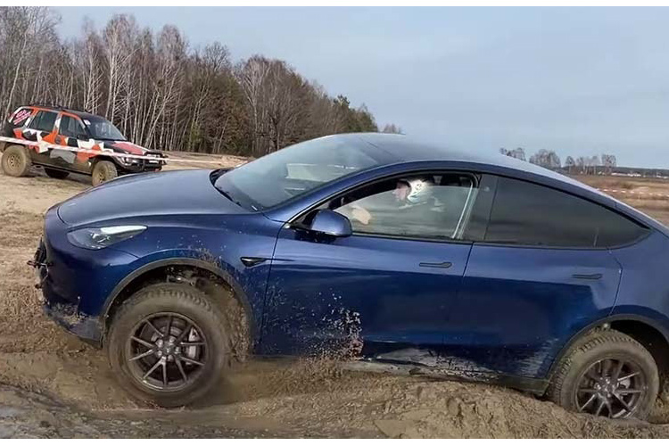 Tesla Model Y джип-триал