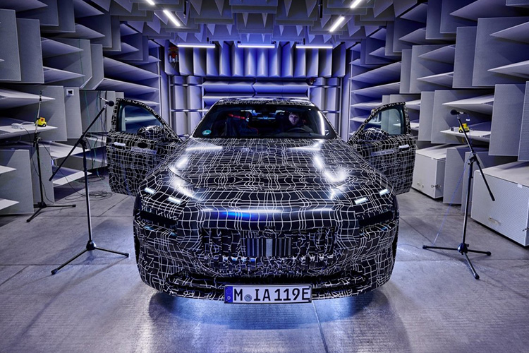 Электроседан BMW i7 проходит серию акустических тестов